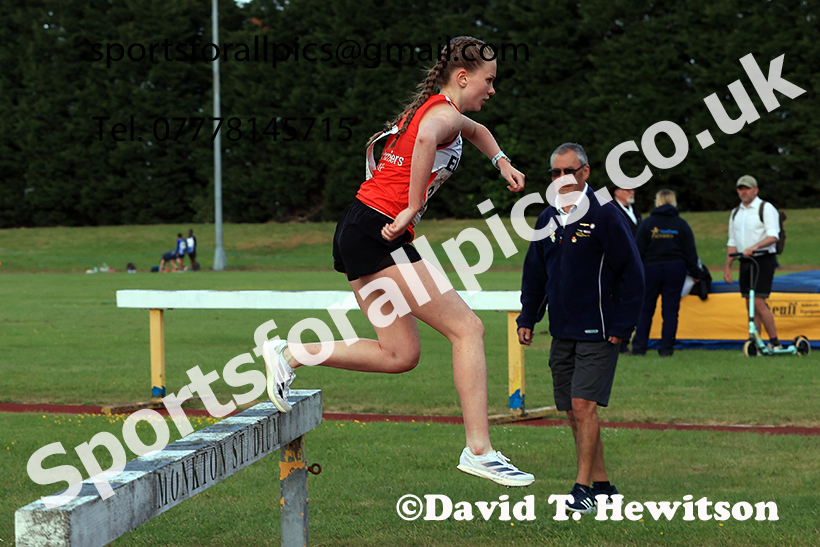 Womens 1500 metres steeplechase, 2025 NEGP No 2, Monkton Stadium, Wednesday, May 28th. Photo: David T. Hewitson/Sports for All Pics